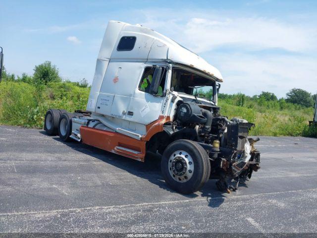  Salvage Volvo Vn