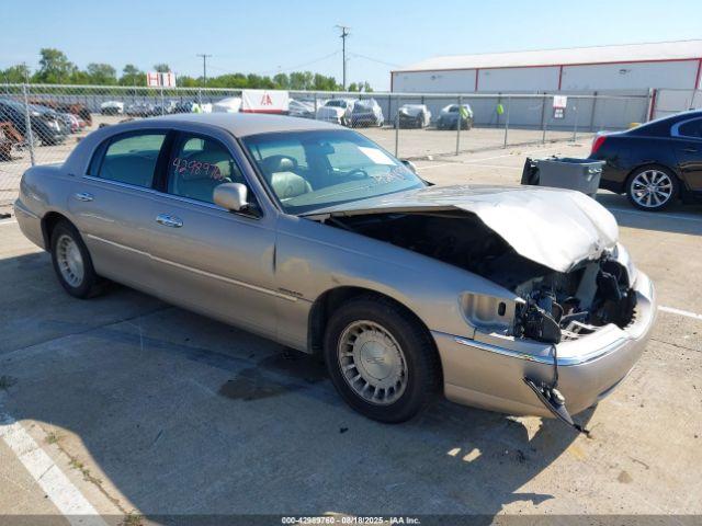  Salvage Lincoln Towncar