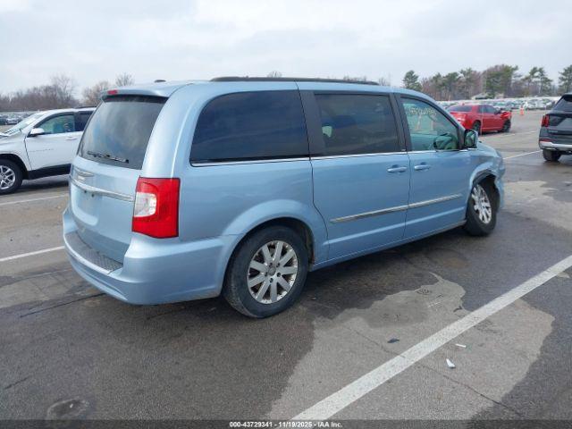 Chrysler Town & Country Touring Image 13