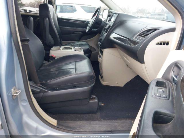 Chrysler Town & Country Touring Image 4