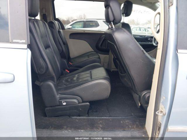 Chrysler Town & Country Touring Image 6