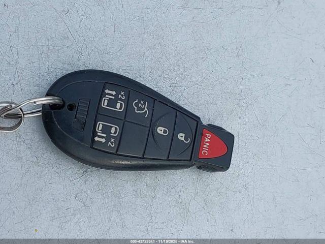 Chrysler Town & Country Touring Image 11