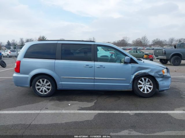 Chrysler Town & Country Touring Image 14