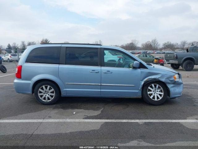 Chrysler Town & Country Touring Image 14