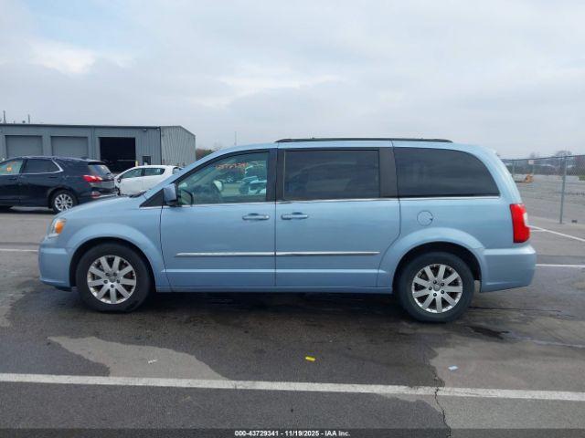 Chrysler Town & Country Touring Image 12