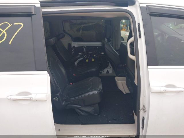 Chrysler Pacifica Limited Image 16