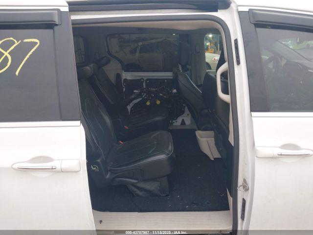 Chrysler Pacifica Limited Image 16