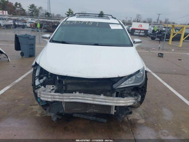 Chrysler Pacifica Limited Image 5