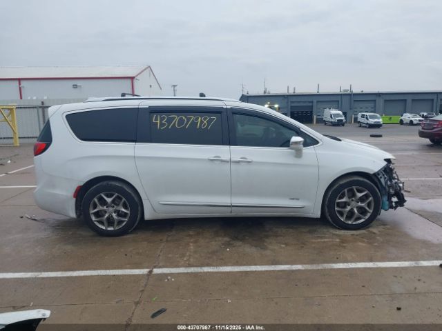 Chrysler Pacifica Limited Image 10