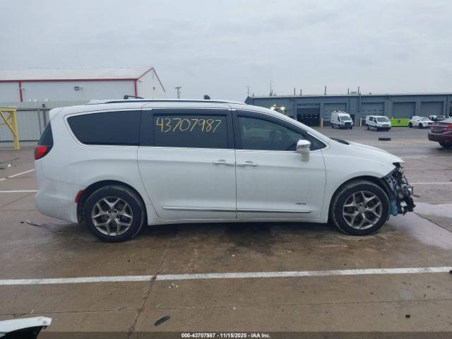 Chrysler Pacifica Limited Image 10