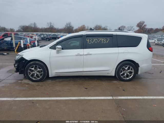 Chrysler Pacifica Limited Image 9