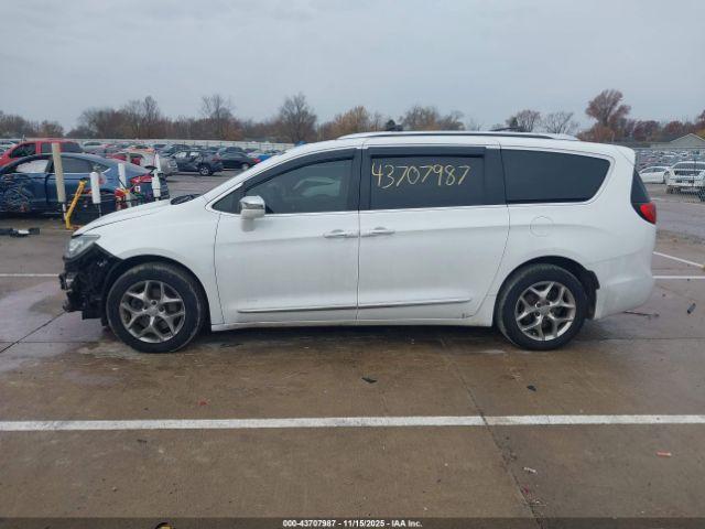 Chrysler Pacifica Limited Image 9