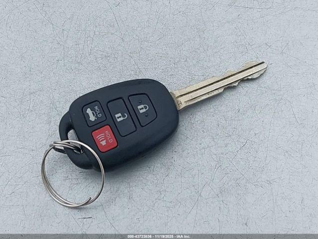 Toyota Camry Le Image 9