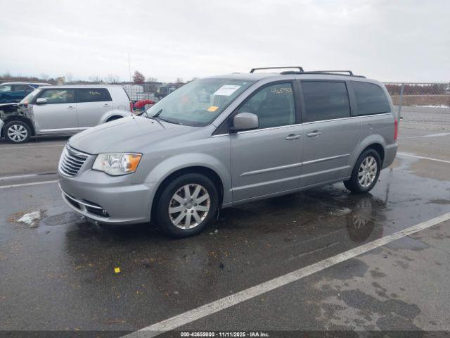 Chrysler Town & Country Touring Image 9