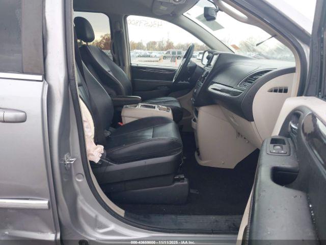 Chrysler Town & Country Touring Image 12