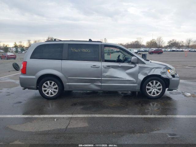 Chrysler Town & Country Touring Image 17