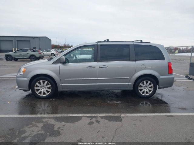 Chrysler Town & Country Touring Image 16