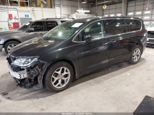 Chrysler Pacifica Touring Plus Image 17