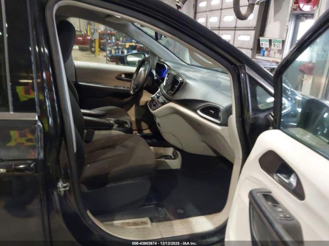 Chrysler Pacifica Touring Plus Image 12