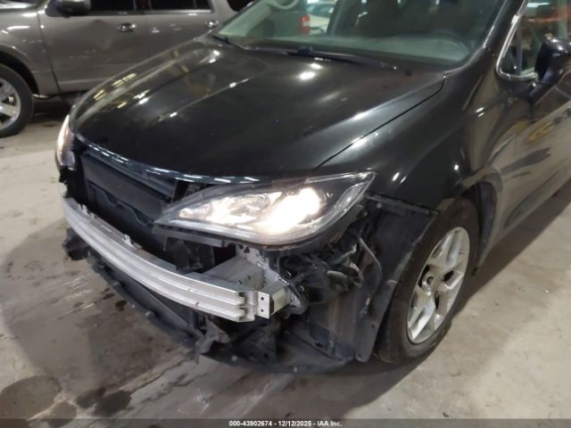 Chrysler Pacifica Touring Plus Image 3