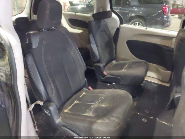 Chrysler Pacifica Touring Plus Image 2