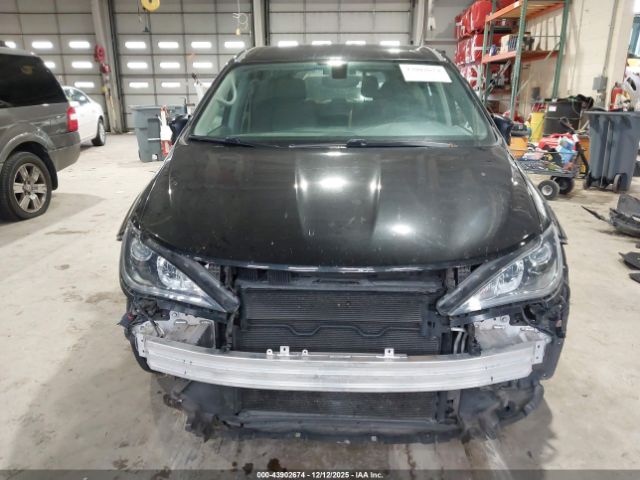 Chrysler Pacifica Touring Plus Image 6