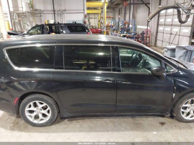 Chrysler Pacifica Touring Plus Image 8