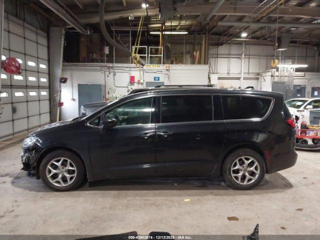 Chrysler Pacifica Touring Plus Image 13