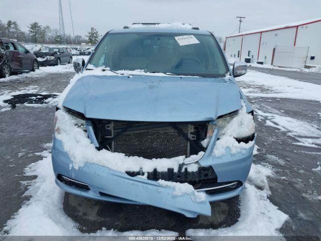 Chrysler Town & Country Touring-l Image 5