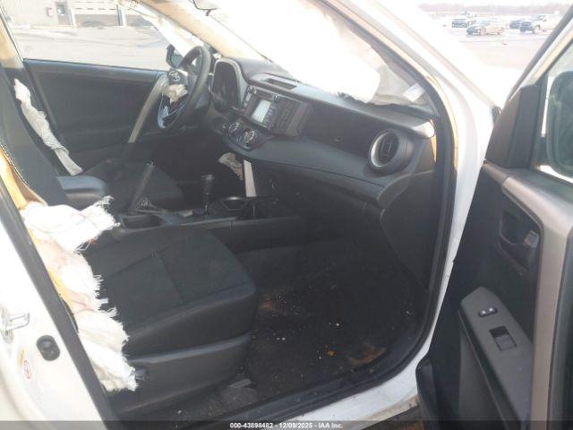 Toyota RAV4 Le Image 4