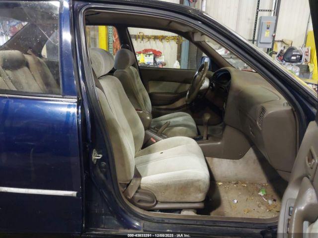 Toyota Camry Le Image 7