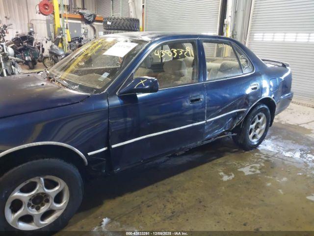 Toyota Camry Le Image 10