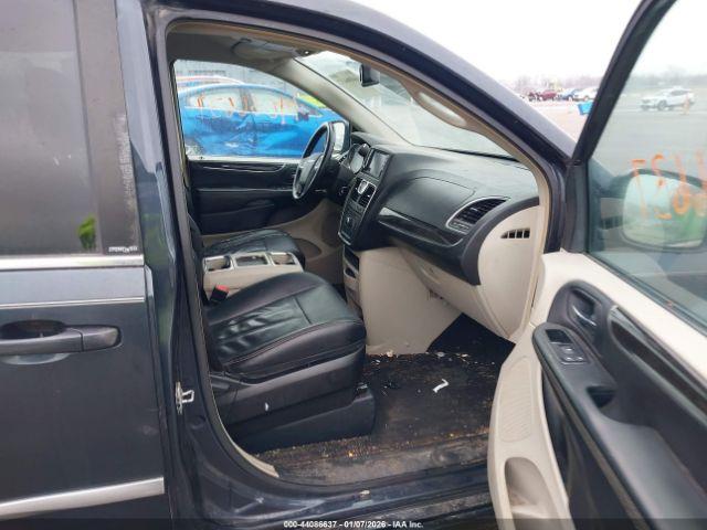 Chrysler Town & Country Touring Image 12