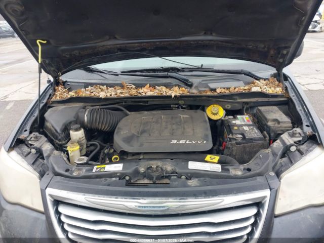 Chrysler Town & Country Touring Image 8