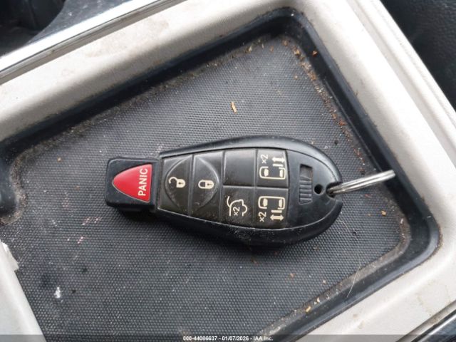 Chrysler Town & Country Touring Image 10